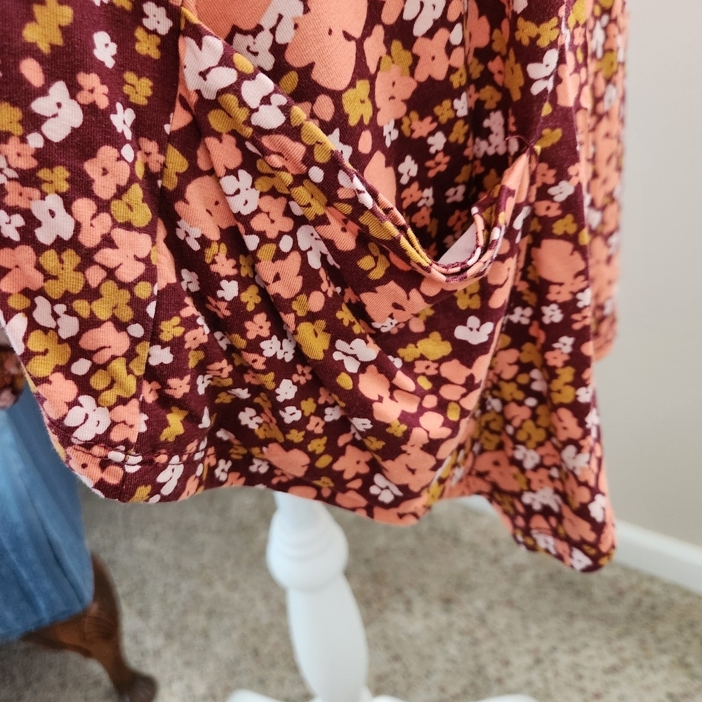 LOGO by Lori Goldstein Floral Tunic Top Size M Shark Bite Hem 3/4 Sleeve Pockets - Picture 3 of 7